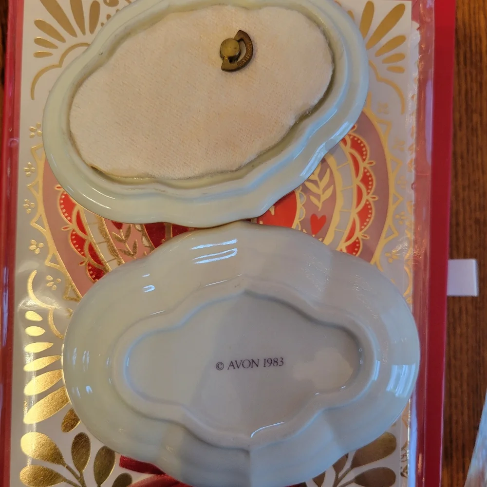 1983 Avon Memories Trinket Box w/ 